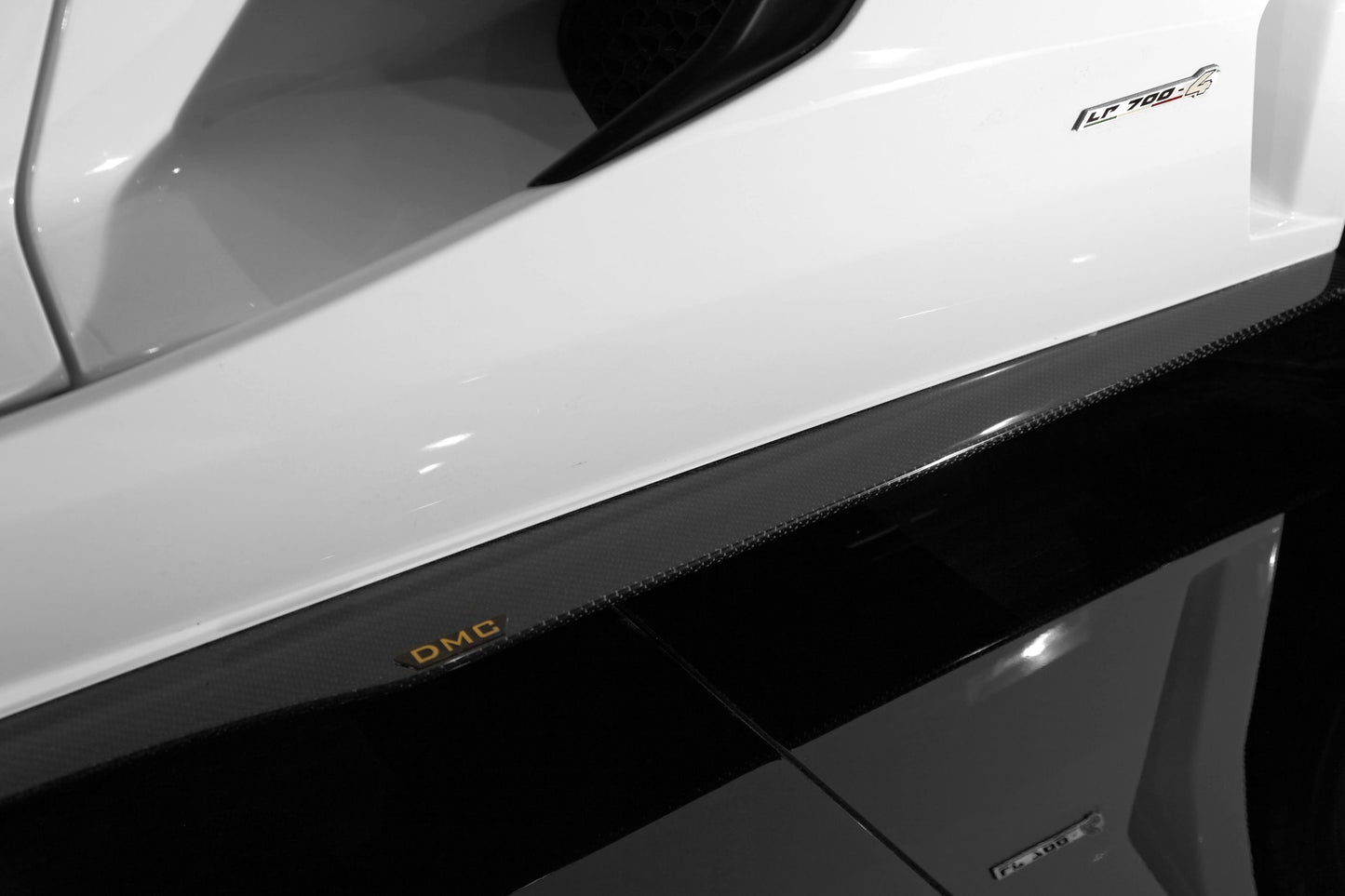 Bas de caisse latéraux en fibre de carbone « SV-E » de DMC pour Lamborghini Aventador S Coupé et Roadster d'origine