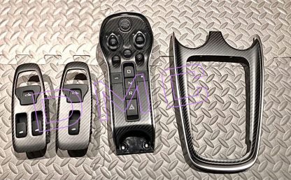 Kit de garnitures intérieur en fibre de carbone de DMC pour McLaren GT Coupé : volant, couvercle de console centrale, cadre multimédia, garnitures de portes intérieures, tableau de bord pilote - KDMPARTS EUROPE TUNING STORE