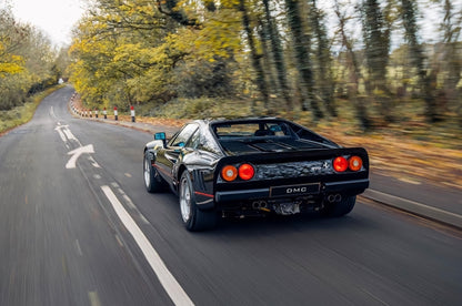 Tylny zderzak z wbudowanym spojlerem z włókna węglowego „GT” firmy DMC do Ferrari 288 GTO