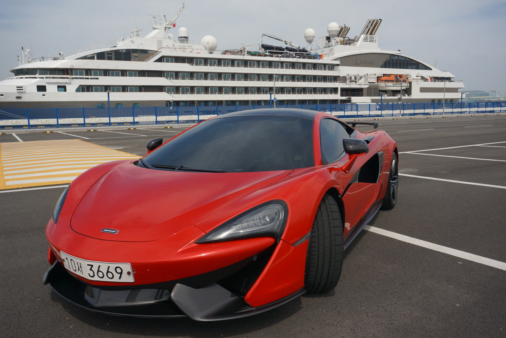 Side front bumper blades in carbon fiber by DMC for McLaren 570S and 540C