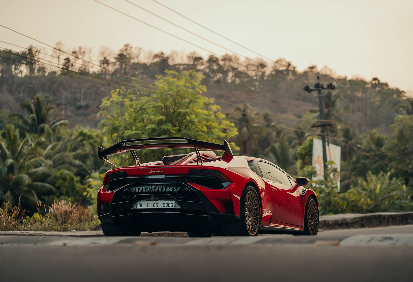 Pare chocs arrière avec diffuseur en fibre de carbone « STO » de DMC transforment la Lamborghini Huracan STO Coupé et Spyder d'origine en Super Trofeo Omologate