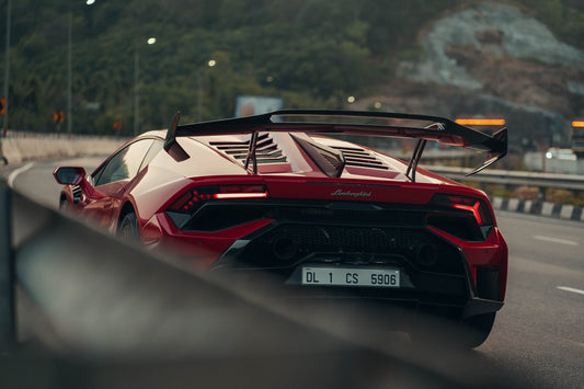 Pare chocs arrière avec diffuseur en fibre de carbone « STO » de DMC transforment la Lamborghini Huracan STO Coupé et Spyder d'origine en Super Trofeo Omologate