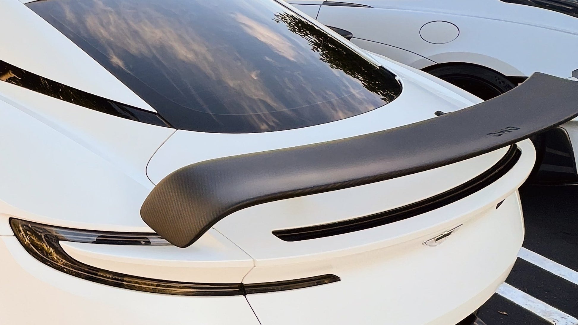 Aileron arrière en fibre de carbone de DMC pour DB 11 Coupé et Volante d'origine - KDMPARTS EUROPE TUNING STORE