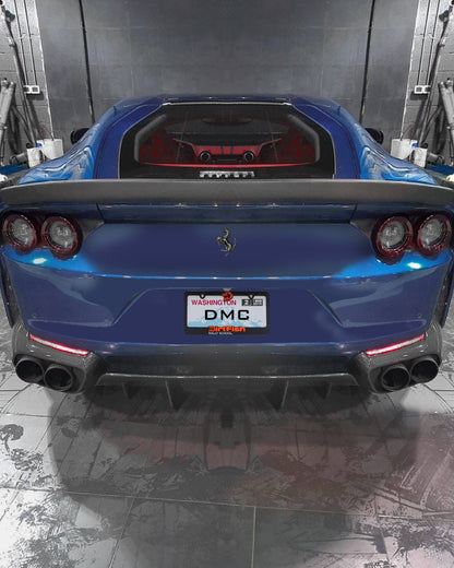 Aileron arrière en fibre de carbone de DMC pour Ferrari 812 SF avec le coffre Superfast d'origine, style Competizione - KDMPARTS EUROPE TUNING STORE