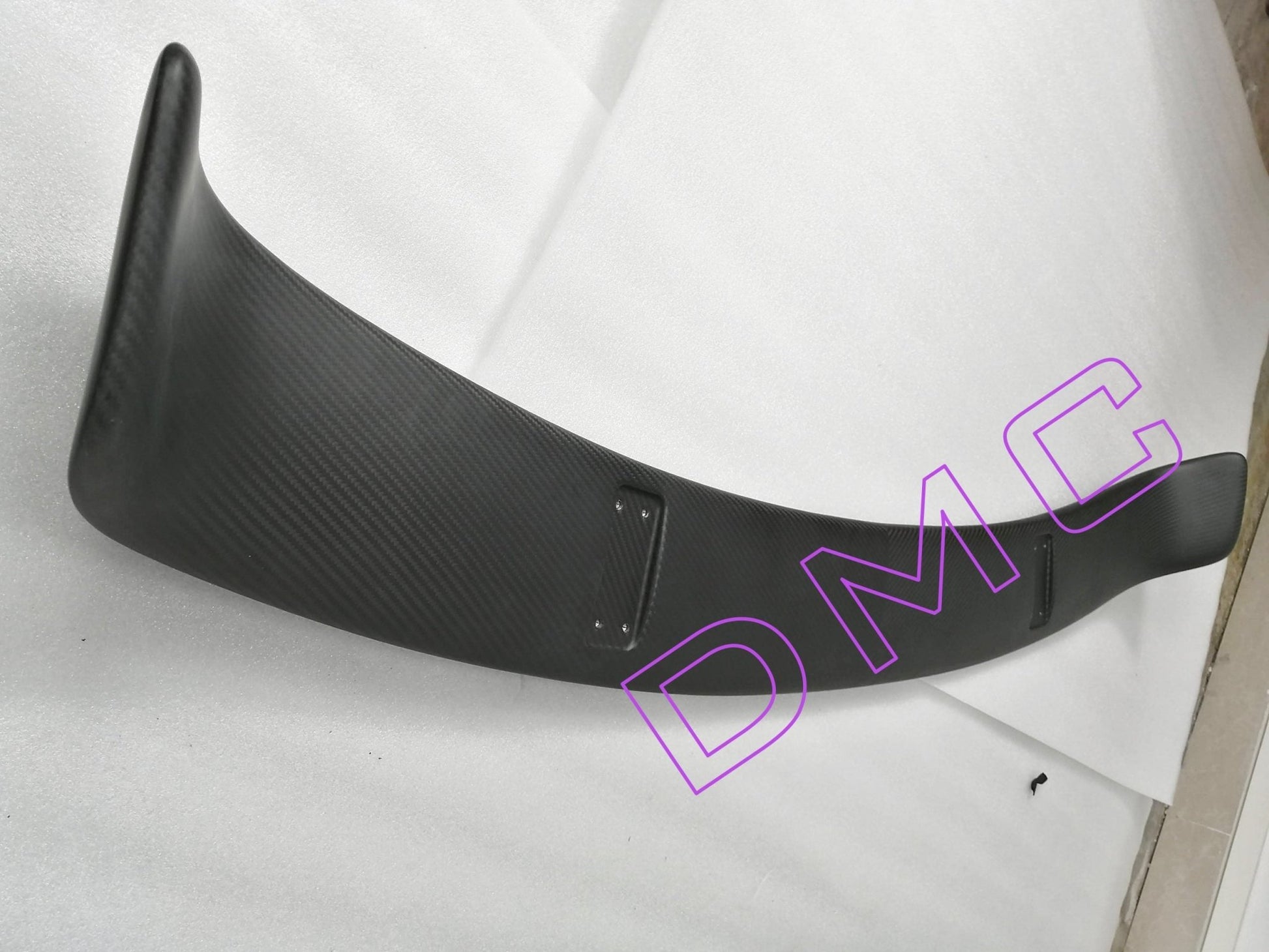 Aileron arrière en fibre de carbone GT de DMC pour Aston Martin DB12 Coupé et Volante Spider d'origine - KDMPARTS EUROPE TUNING STORE