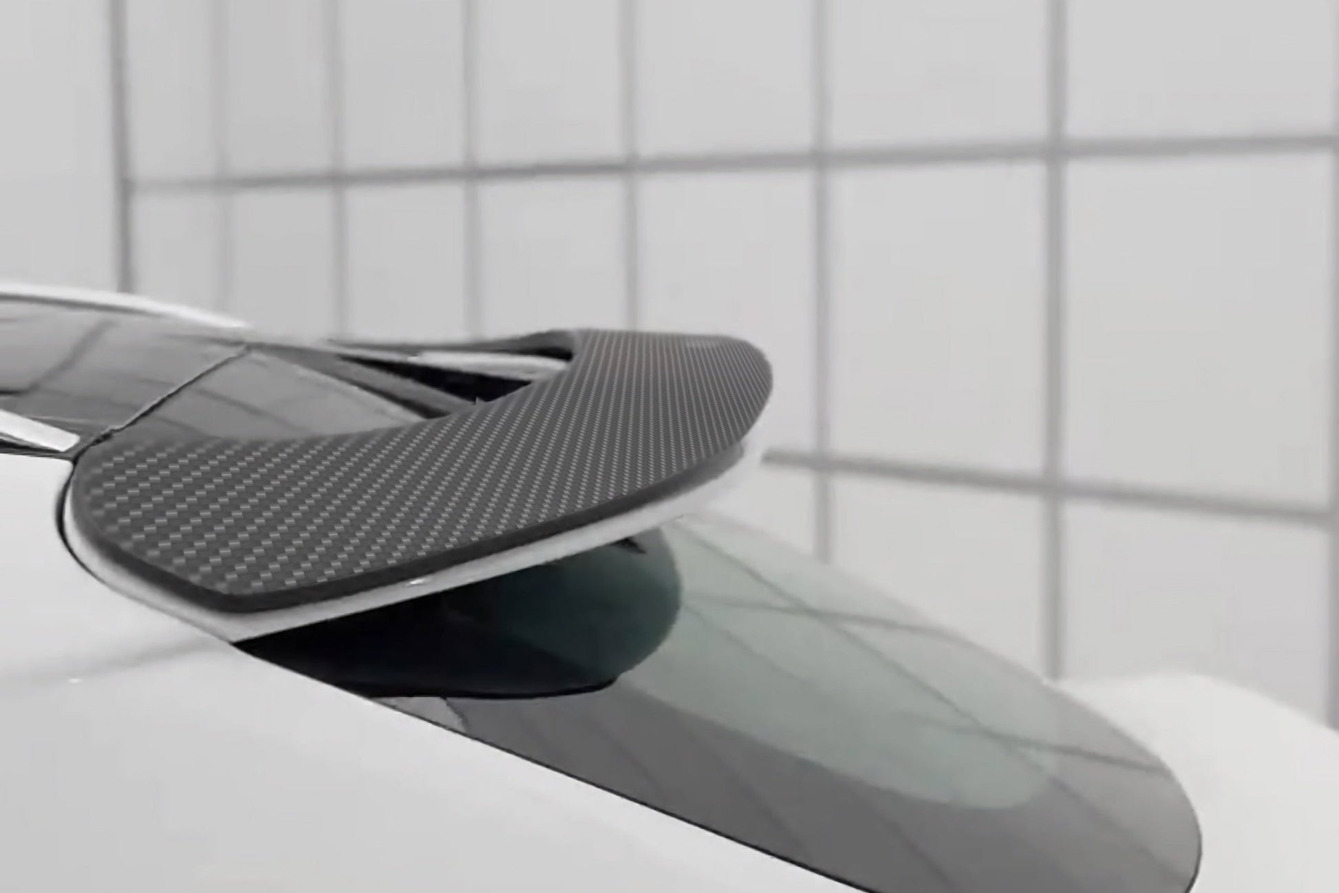 Aileron de toit supérieur arrière en fibre de carbone de DMC pour Aston Martin DBX 2020+ - KDMPARTS EUROPE TUNING STORE