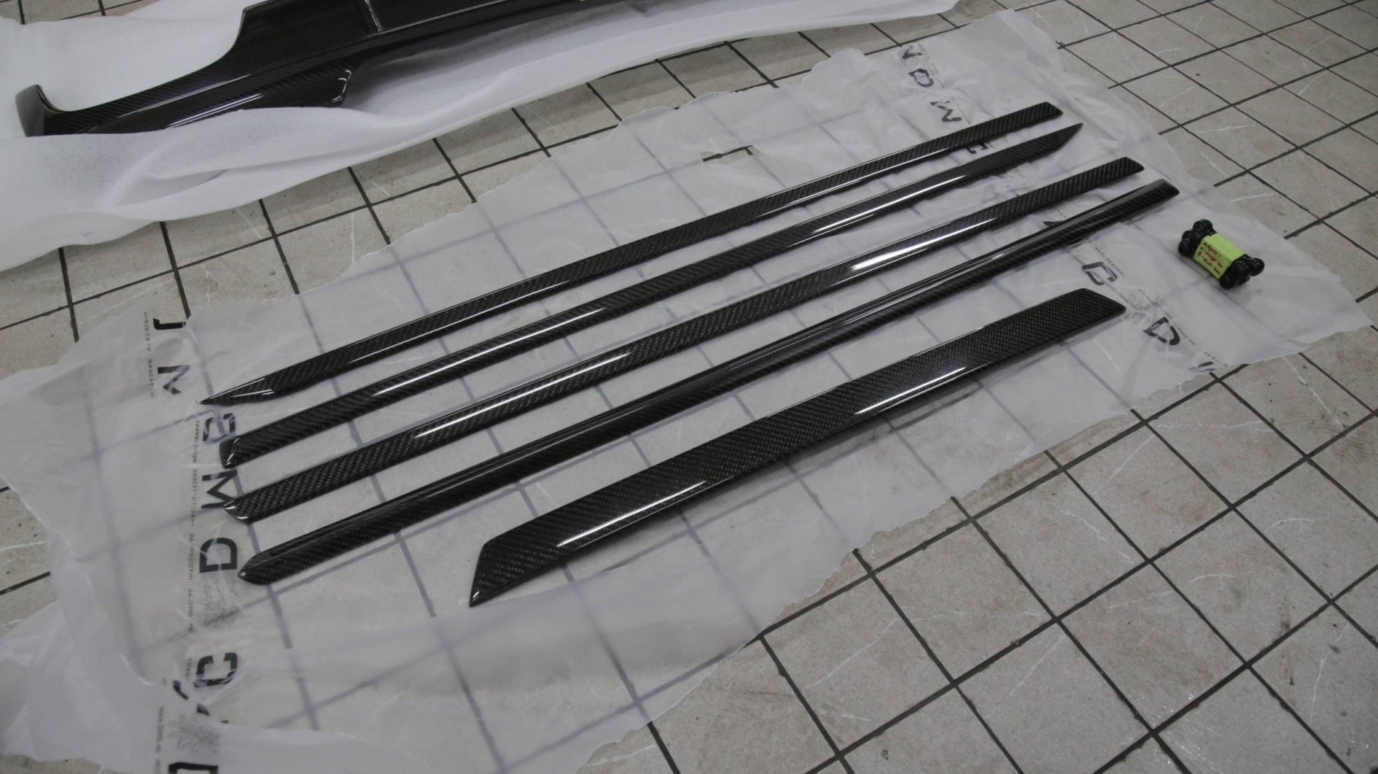 Bas de caisse latéraux en fibre de carbone de DMC pour Rolls Royce Ghost Black Badge Série 1 et 2 - KDMPARTS EUROPE TUNING STORE