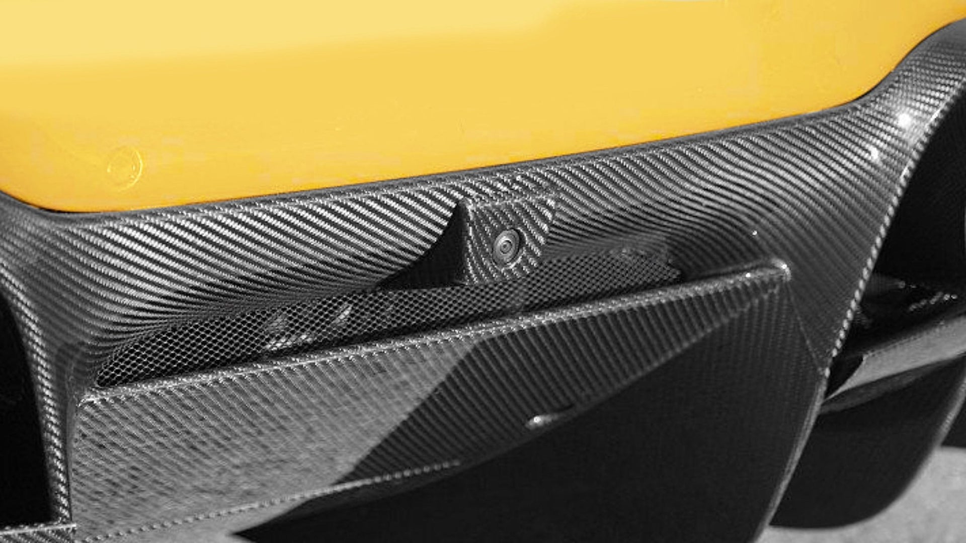 Cache de caméra arrière en fibre de carbone de DMC pour Ferrari F8 Tributo Coupé et Spider - KDMPARTS EUROPE TUNING STORE