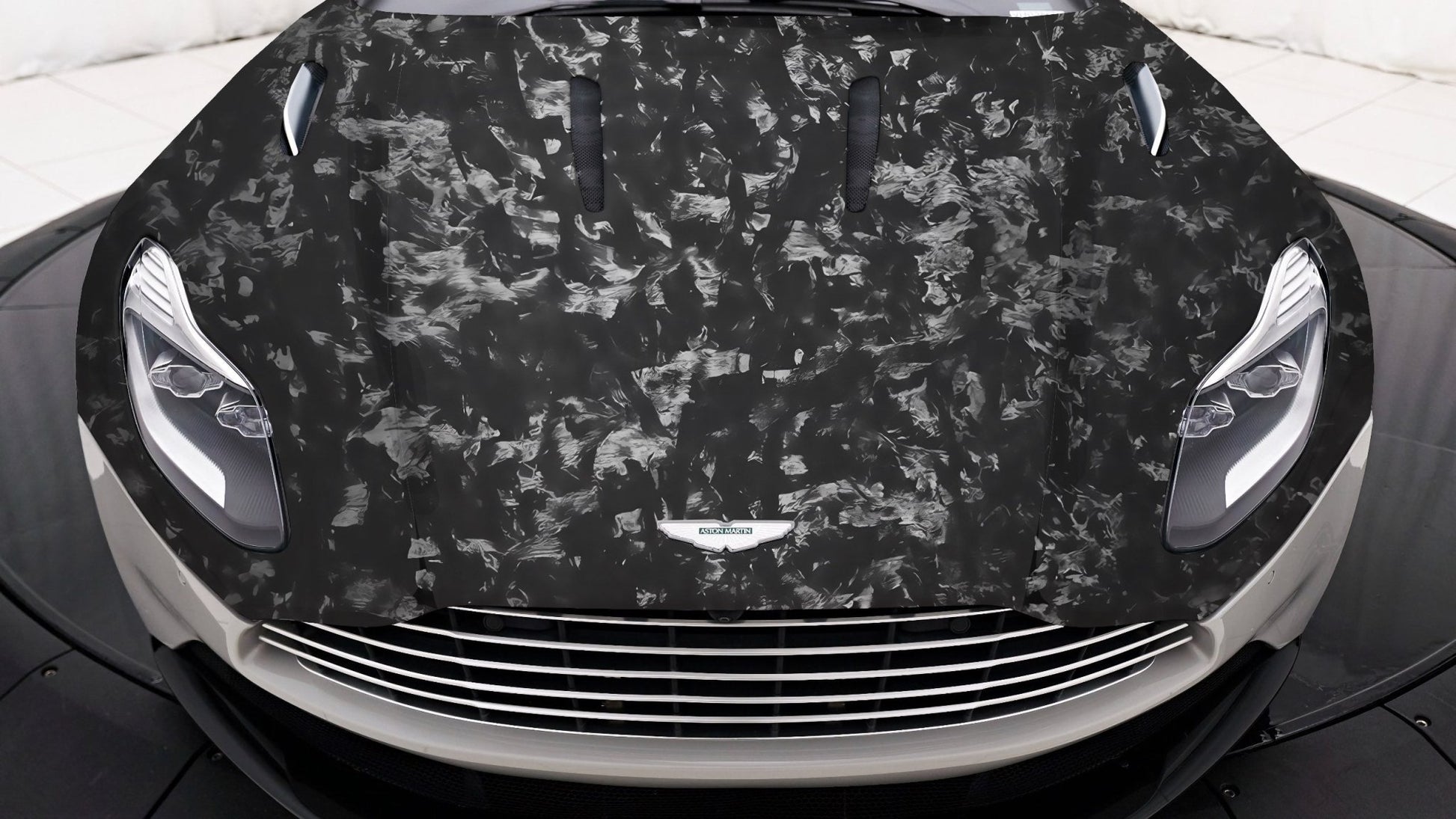 Capot avant en fibre de carbone de DMC pour Aston Martin DB11 Coupé et DB11 Volante d'origine - KDMPARTS EUROPE TUNING STORE