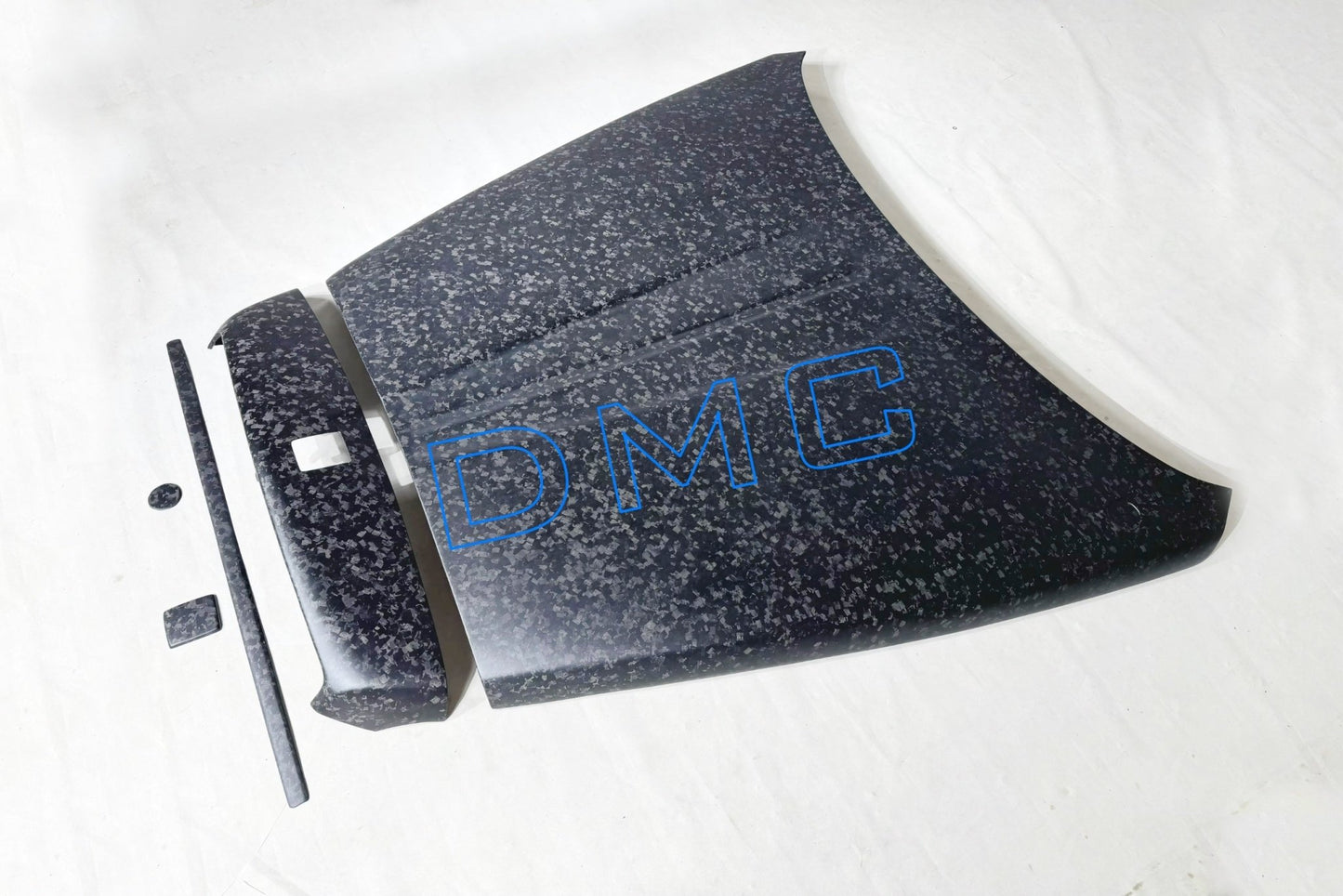 Capot avant en fibre de carbone de DMC pour Rolls Royce Cullinan Black Badge (remplacement du capot d'origine) - KDMPARTS EUROPE TUNING STORE