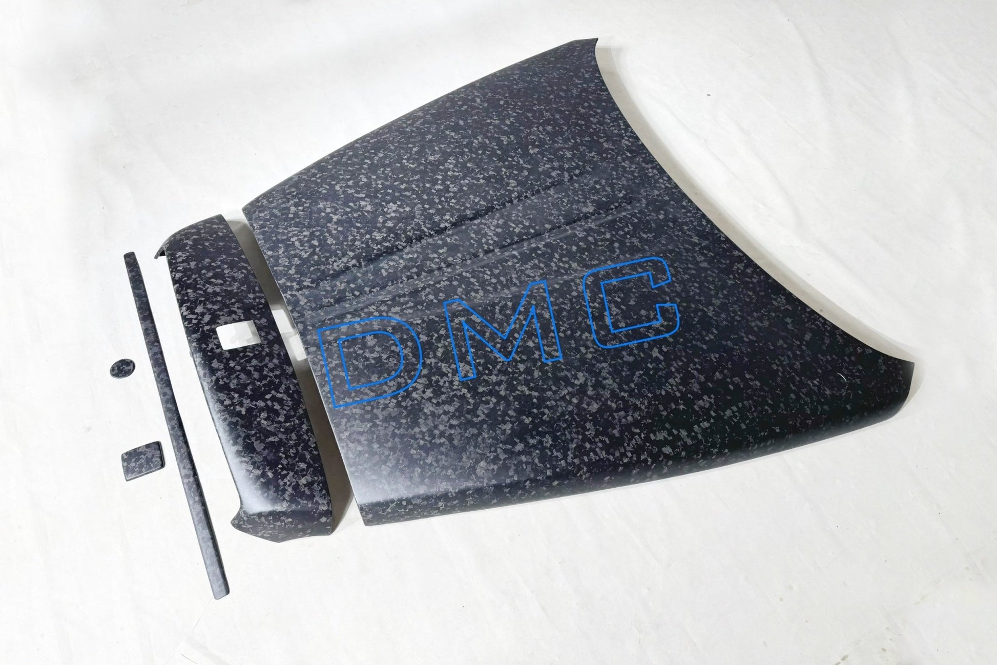 Capot avant en fibre de carbone de DMC pour Rolls Royce Cullinan Black Badge (remplacement du capot d'origine) - KDMPARTS EUROPE TUNING STORE