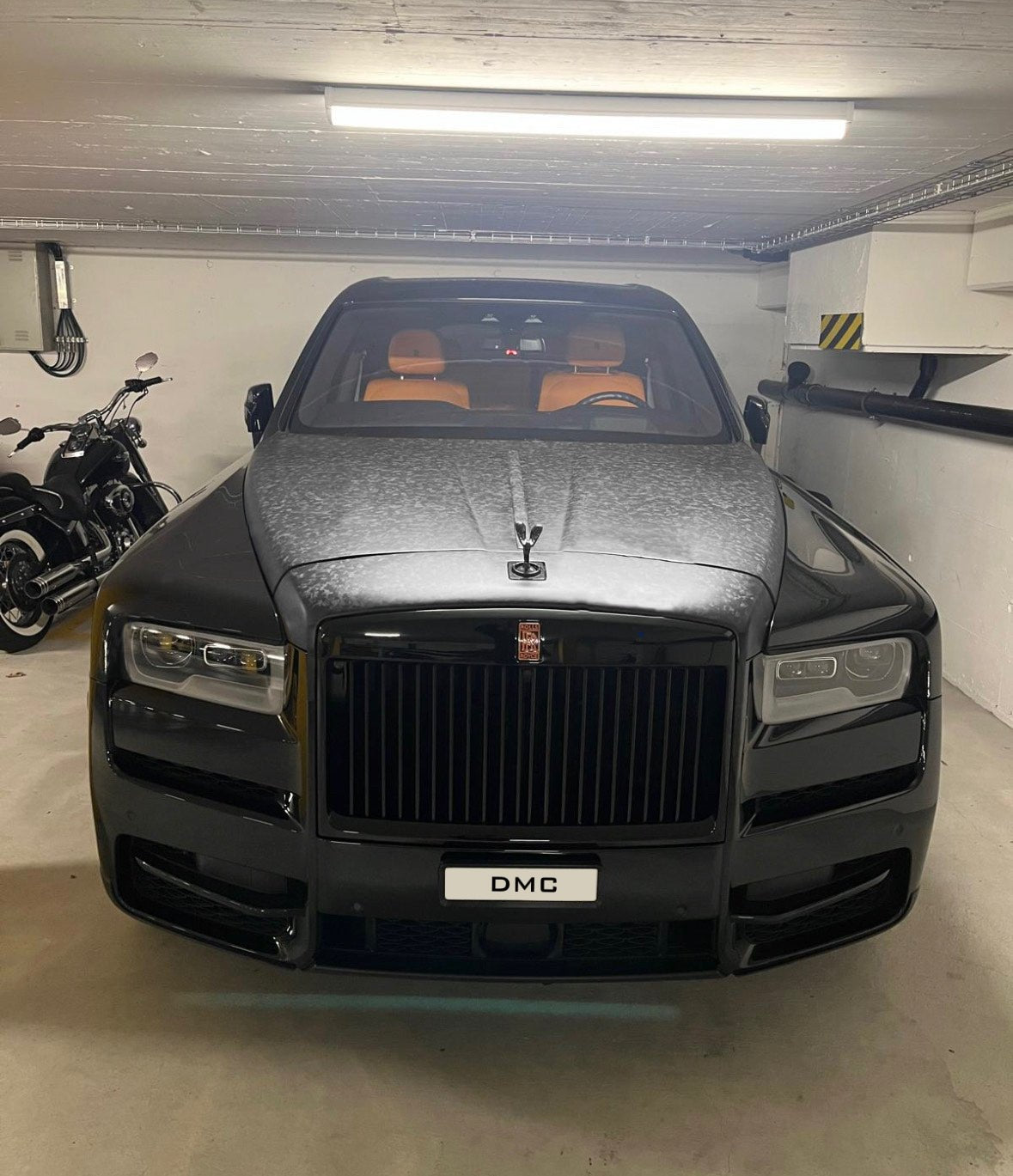Capot avant en fibre de carbone de DMC pour Rolls Royce Cullinan Black Badge (remplacement du capot d'origine) - KDMPARTS EUROPE TUNING STORE