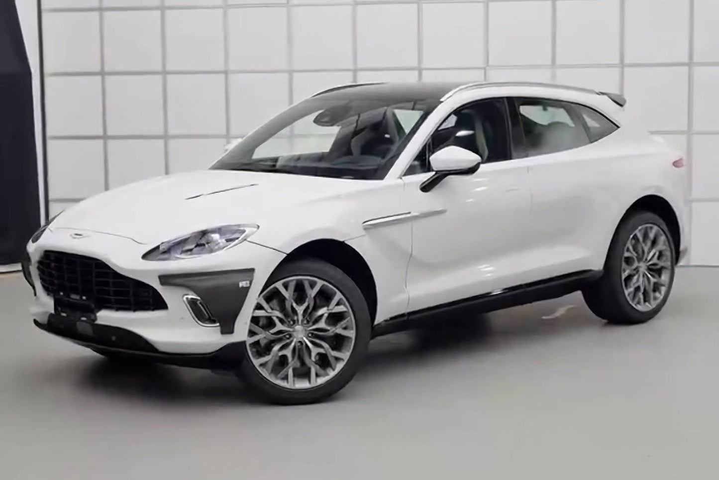 Extensions de pare chocs avant en fibre de carbone pour Aston Martin DBX - KDMPARTS EUROPE TUNING STORE