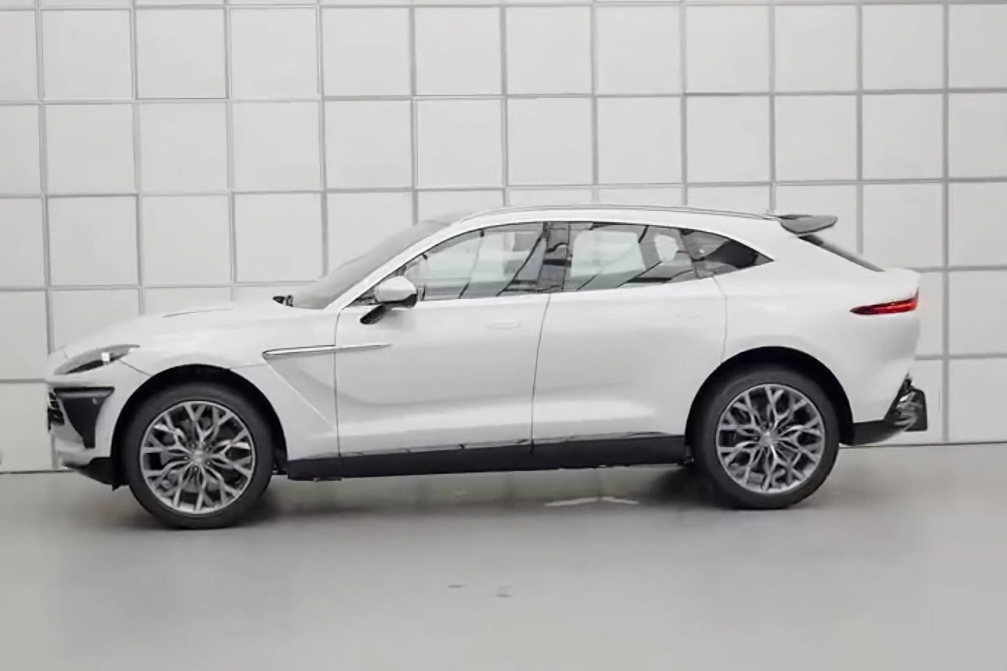 Extensions de pare chocs avant en fibre de carbone pour Aston Martin DBX - KDMPARTS EUROPE TUNING STORE