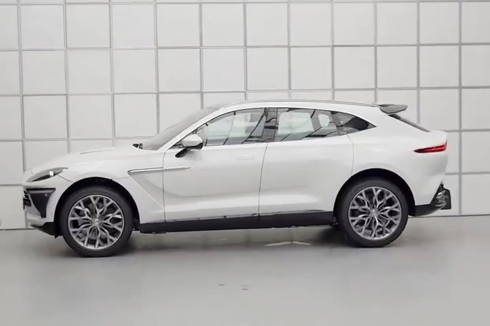 Extensions de pare chocs avant en fibre de carbone pour Aston Martin DBX - KDMPARTS EUROPE TUNING STORE