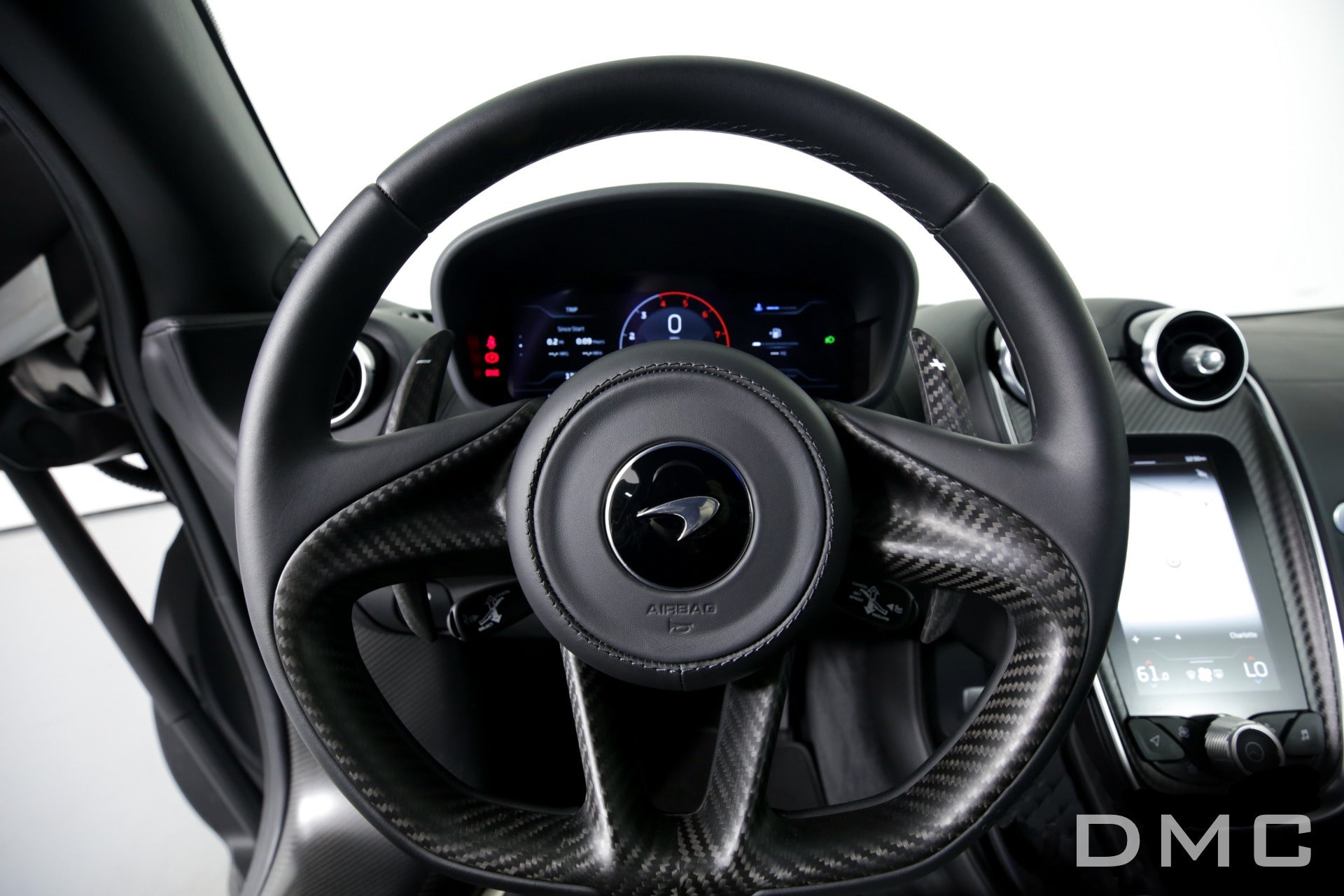 Kit de garnitures intérieur en fibre de carbone de DMC pour McLaren GT Coupé : volant, couvercle de console centrale, cadre multimédia, garnitures de portes intérieures, tableau de bord pilote - KDMPARTS EUROPE TUNING STORE