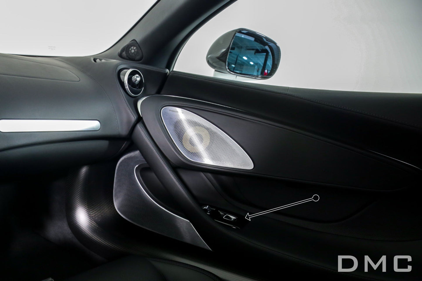 Kit de garnitures intérieur en fibre de carbone de DMC pour McLaren GT Coupé : volant, couvercle de console centrale, cadre multimédia, garnitures de portes intérieures, tableau de bord pilote - KDMPARTS EUROPE TUNING STORE