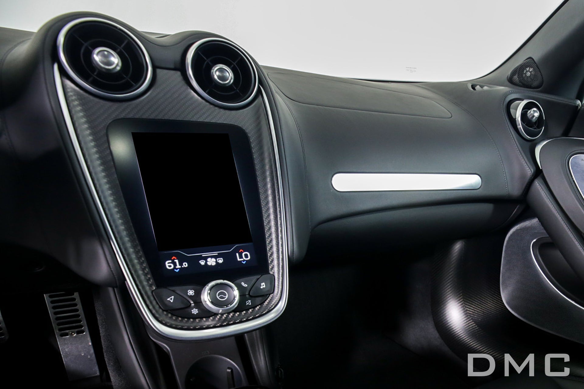 Kit de garnitures intérieur en fibre de carbone de DMC pour McLaren GT Coupé : volant, couvercle de console centrale, cadre multimédia, garnitures de portes intérieures, tableau de bord pilote - KDMPARTS EUROPE TUNING STORE