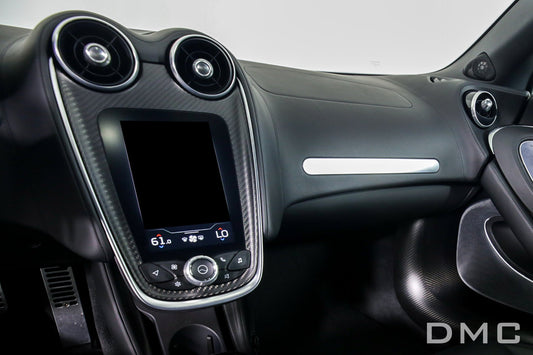 Kit de garnitures intérieur en fibre de carbone de DMC pour McLaren GT Coupé : volant, couvercle de console centrale, cadre multimédia, garnitures de portes intérieures, tableau de bord pilote - KDMPARTS EUROPE TUNING STORE