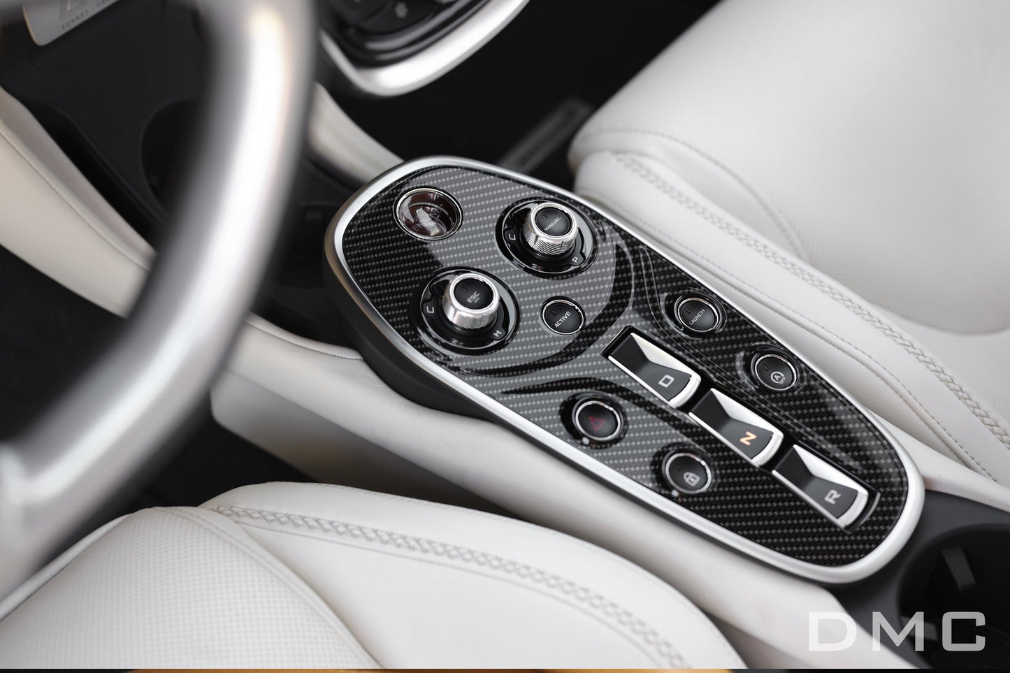 Kit de garnitures intérieur en fibre de carbone de DMC pour McLaren GT Coupé : volant, couvercle de console centrale, cadre multimédia, garnitures de portes intérieures, tableau de bord pilote - KDMPARTS EUROPE TUNING STORE