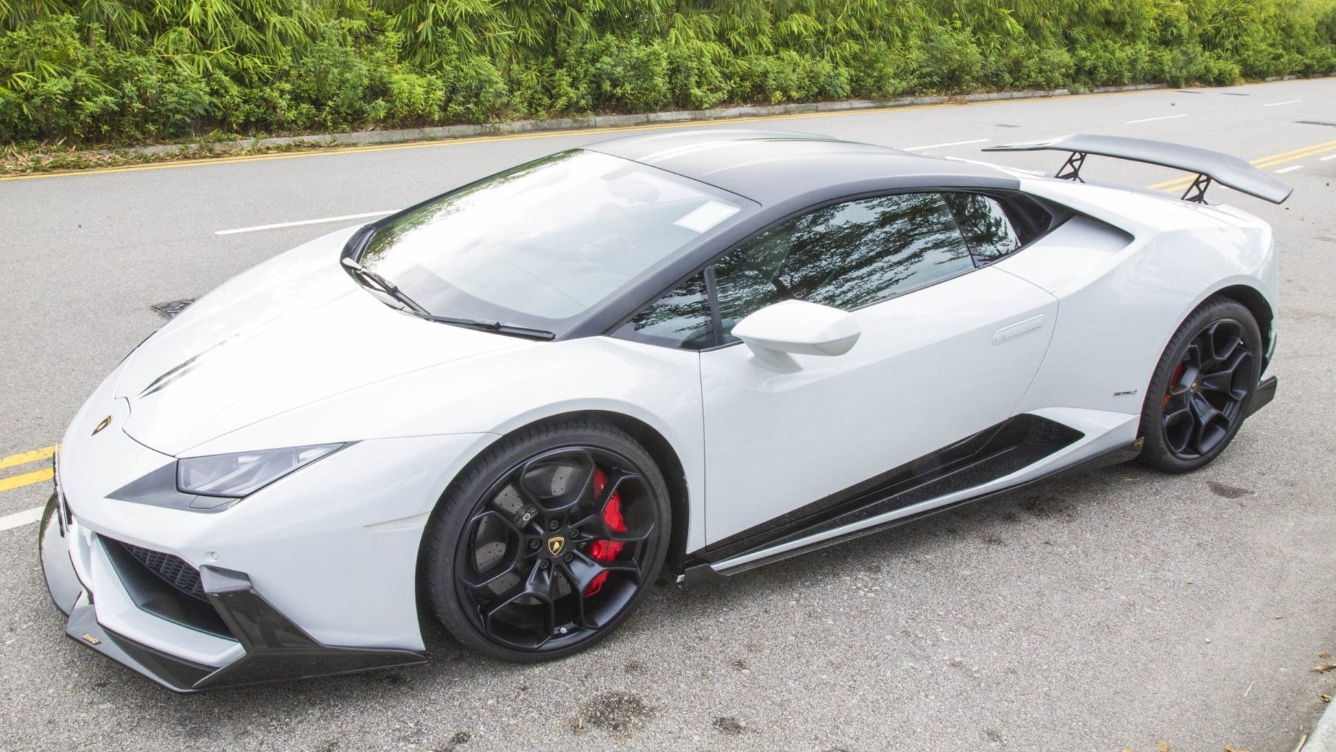 Lame de pare chocs avant en fibre de carbone « Berlin » de DMC pour Lamborghini Huracan Coupé et Spyder d'origine - KDMPARTS EUROPE TUNING STORE