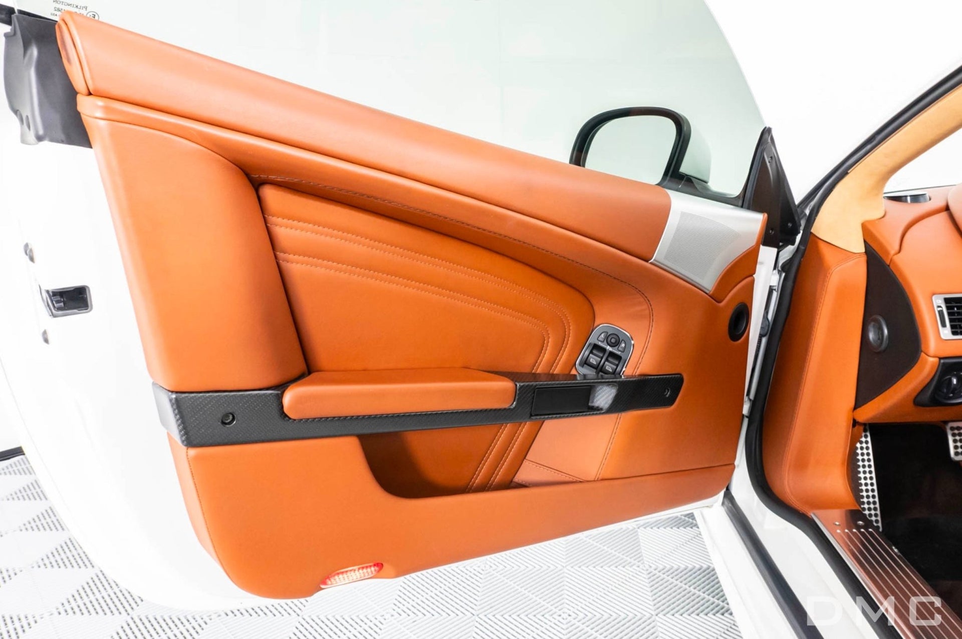 Pack intérieur en fibre de carbone de DMC pour Aston Martin DB9 / DBS / Vantage / Volante / V8 / V12 Coupé et Volante d'origine : console centrale, tableau de bord, casquette du compteur, panneaux de porte, seuils de porte, cache du système de navigation - KDMPARTS EUROPE TUNING STORE