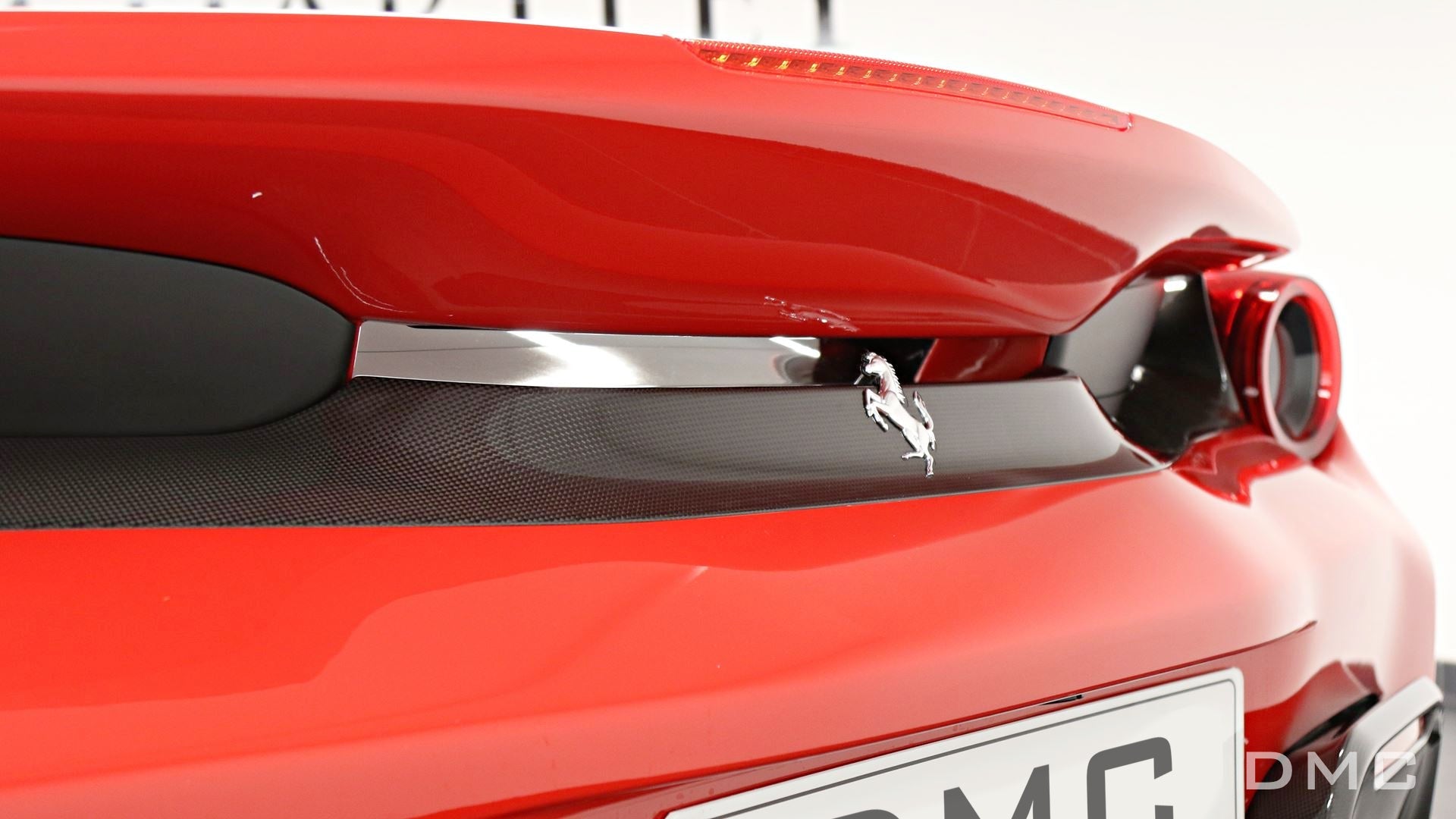 Panneau central arrière en fibre de carbone « Pista » de DMC pour Ferrari 488 Pista Coupé et Spider - KDMPARTS EUROPE TUNING STORE