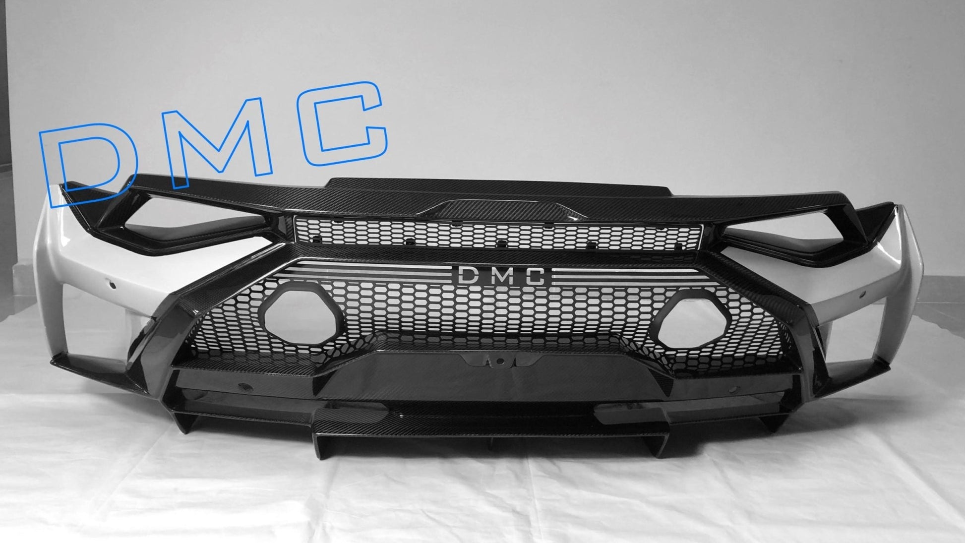 Pare chocs arrière avec diffuseur en fibre de carbone « STO » de DMC transforment la Lamborghini Huracan STO Coupé et Spyder d'origine en Super Trofeo Omologate - KDMPARTS EUROPE TUNING STORE