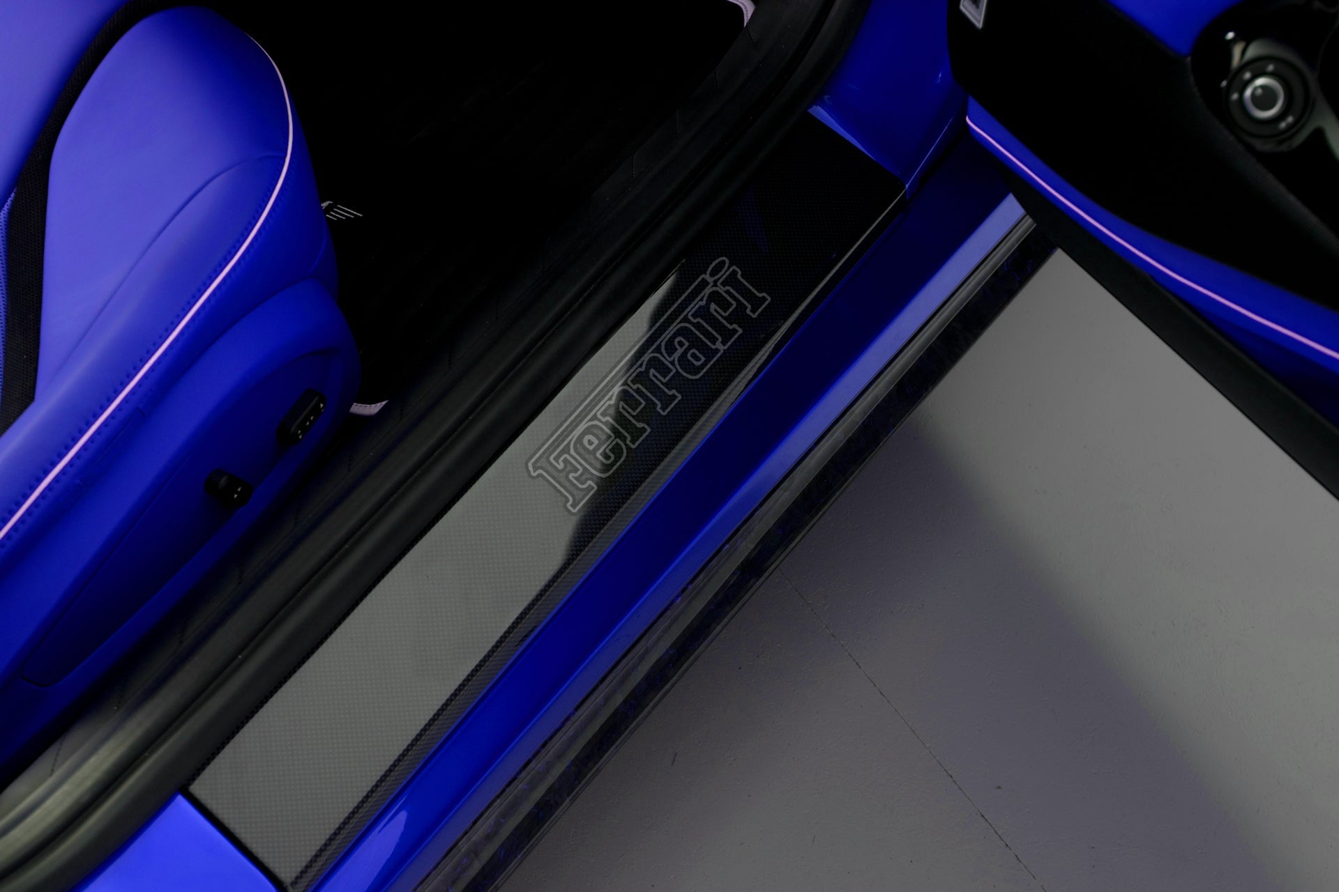 Seuils de porte latéraux en fibre de carbone de DMC pour Ferrari 812 SuperFast - KDMPARTS EUROPE TUNING STORE